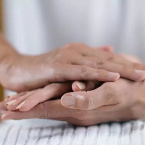 Какво е холистичен терапевт и защо ни помага да се свържем отново със себе си.